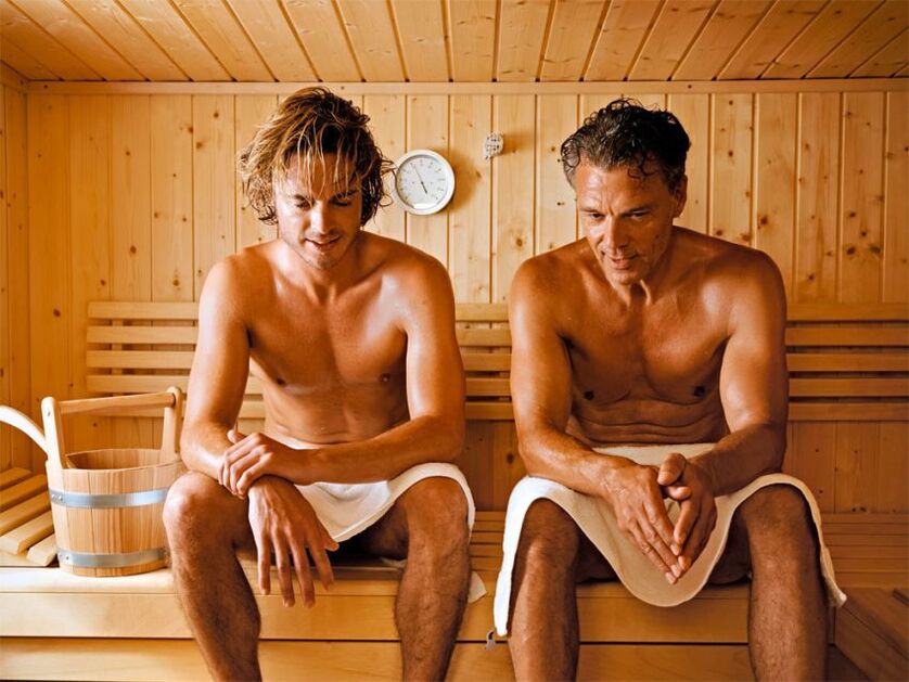 Gli uomini visitano la sauna per curare la prostatite